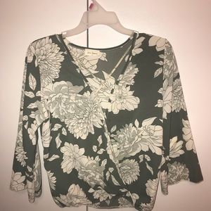 ⭐️Beautiful green and cream color blouse